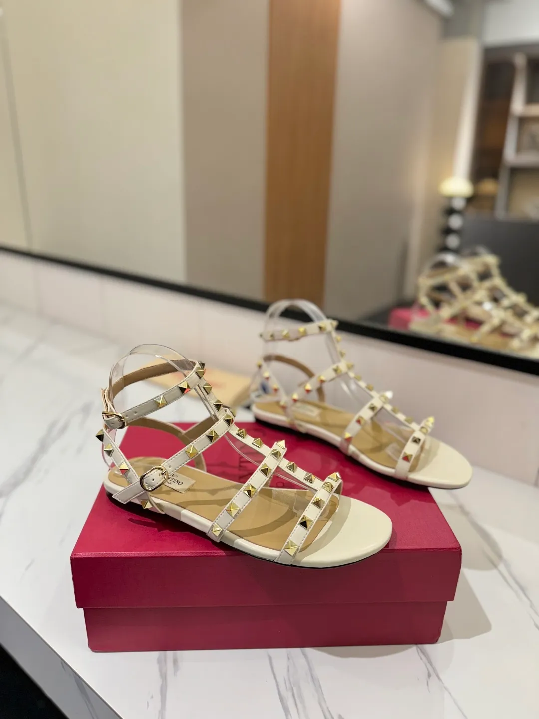 👟👟Ex-factory price 520👟👟 Valentino/Valentino rivet VT classic ankle-wrap rivet sandals, timeless 🆕 deeply rooted in people's hearts❤️A must-have item that never goes out of style🫰top replica! The side curves are perfect, the original molded custom-made rust-free rivets, and the textured hardware bring out a full sense of high-end, giving you a genuine foot feel! The first choice for high-end customers❤️ [Material] Upper: Original imported customized cowhide Inner lining: Original imported goatskin Outsole: Imported pearlescent leather outsole Code number: 35-39 [34, 40, 41, 42 are custom-made and cannot be returned or exchanged]